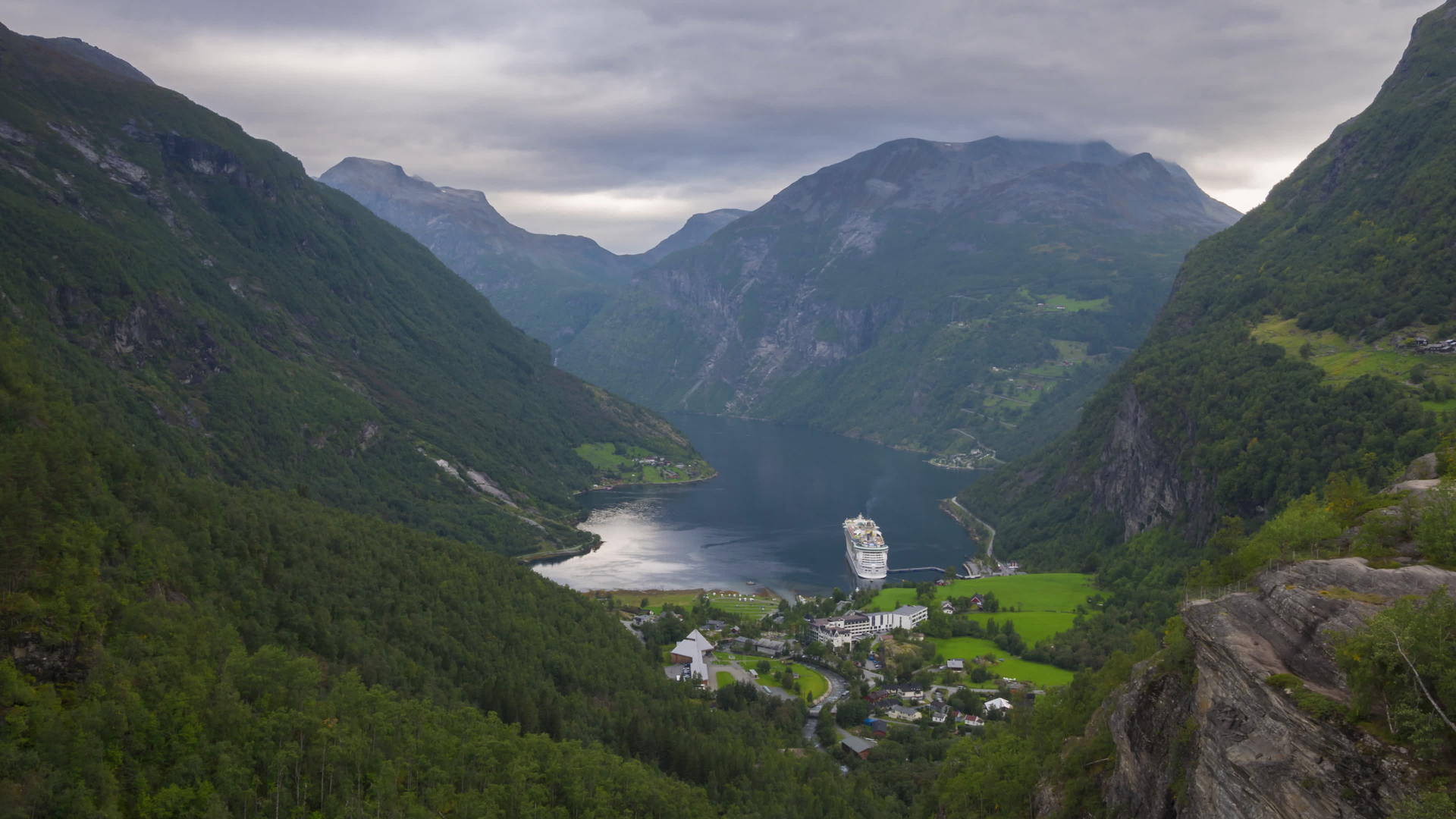 夏天阴云多云日落多云geirangerfjord时间视频的预览图