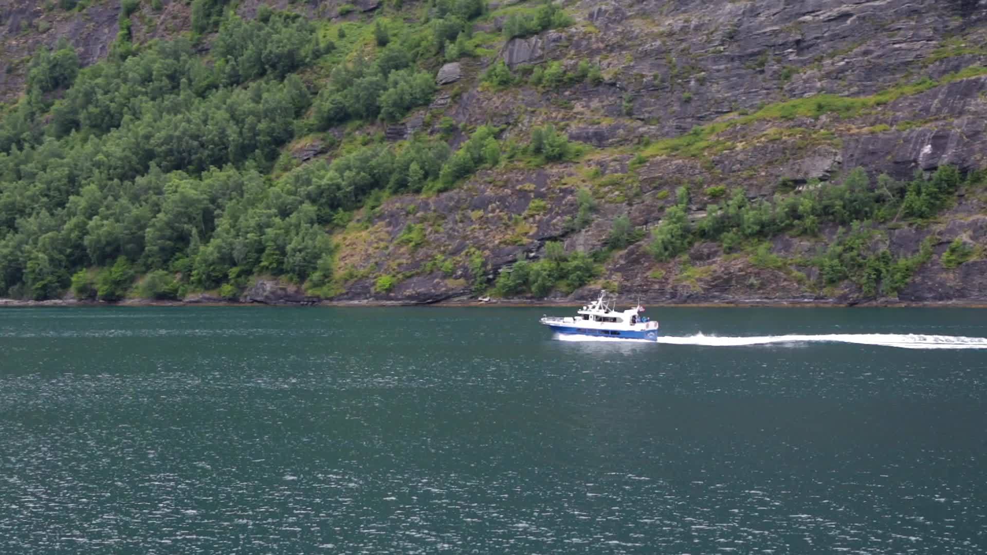 北湾有游客的小型机动船视频的预览图