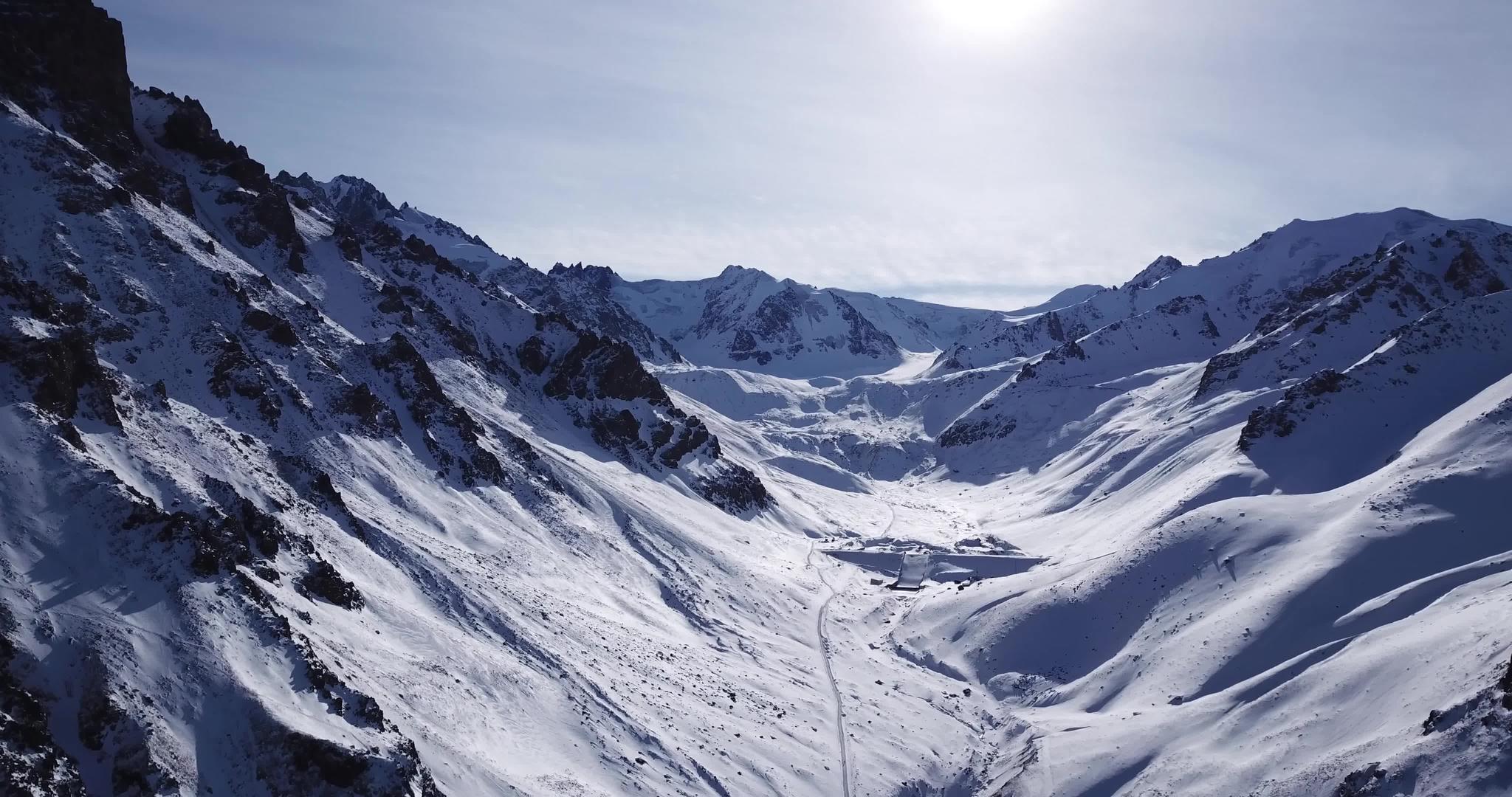 冬季峡谷的山脉和大坝视频的预览图