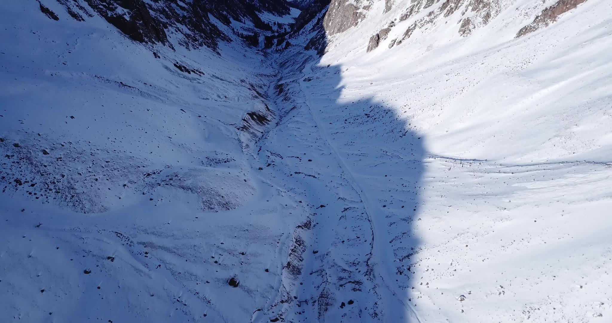 冬季峡谷的山脉和大坝视频的预览图