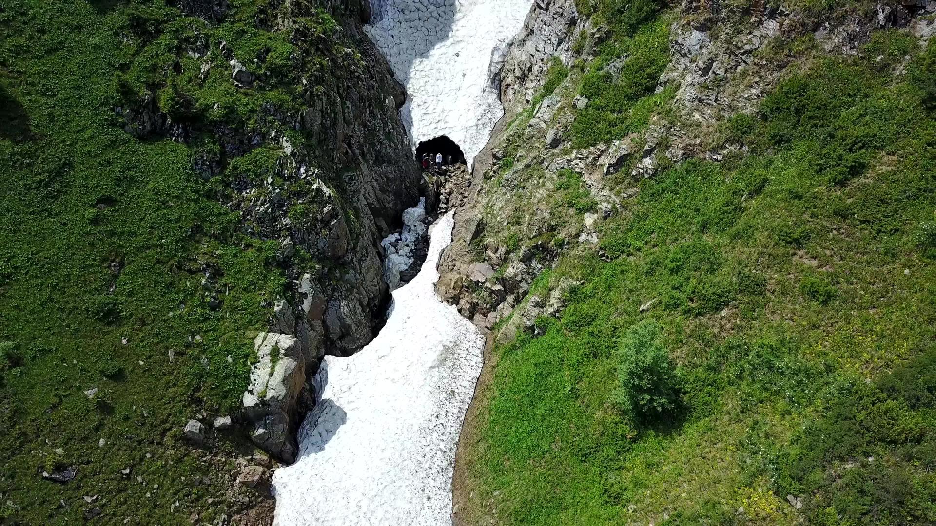 高山悬崖和冰洞视频的预览图