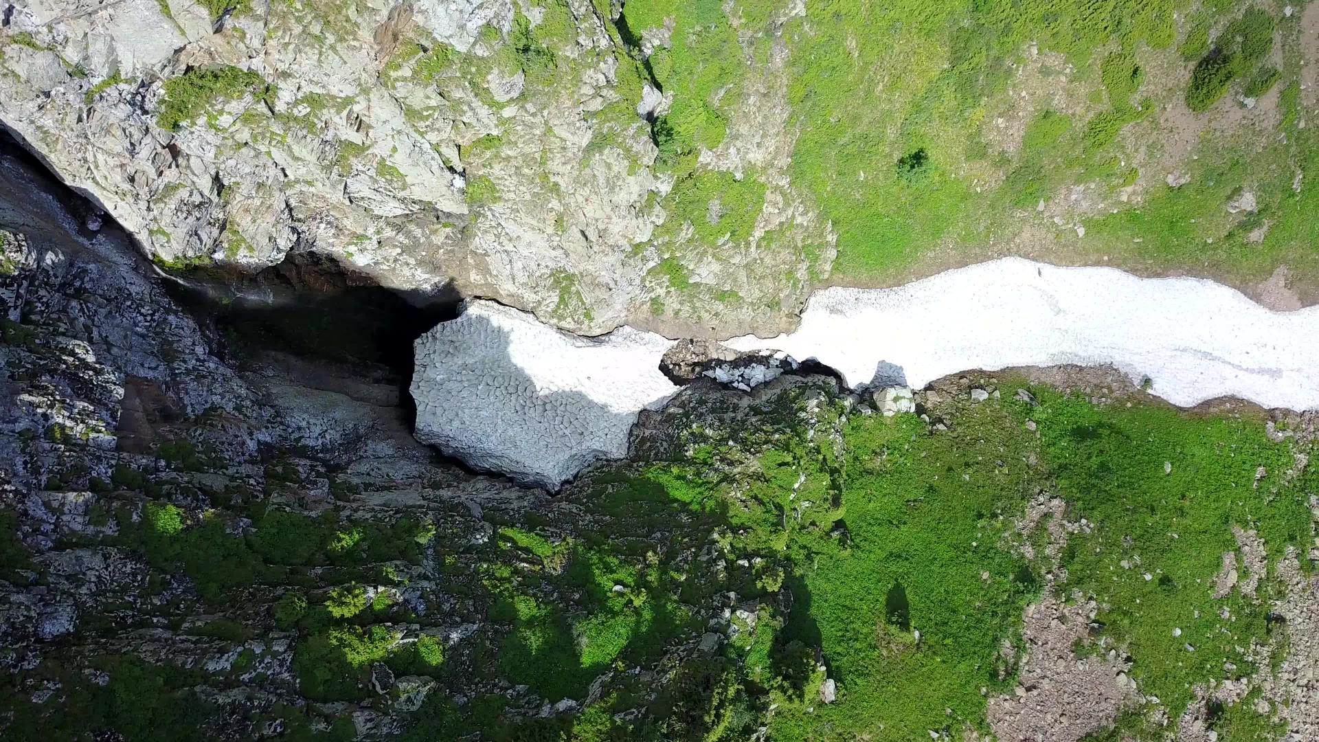 高山悬崖和冰洞视频的预览图