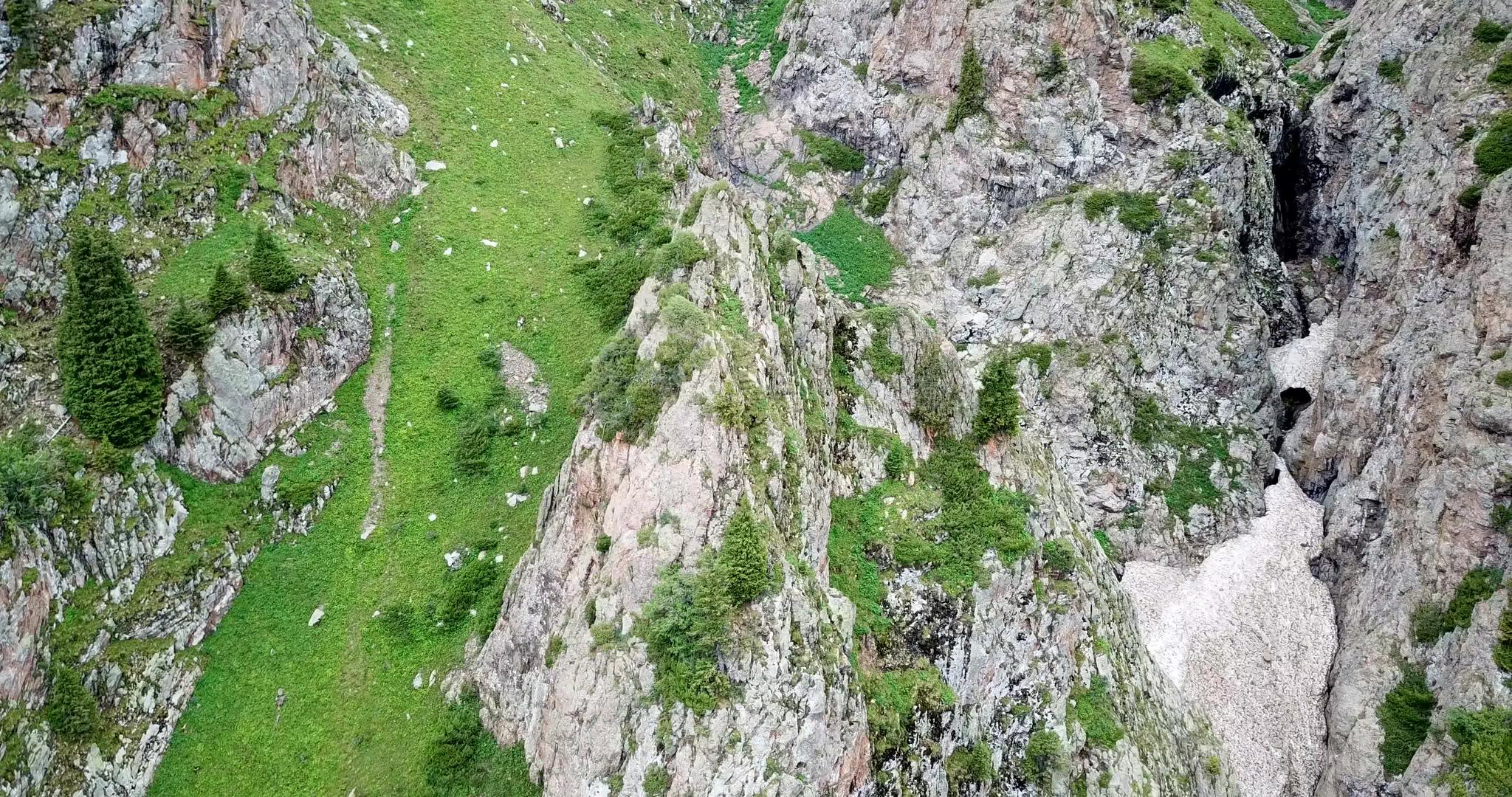 高山悬崖和冰洞视频的预览图