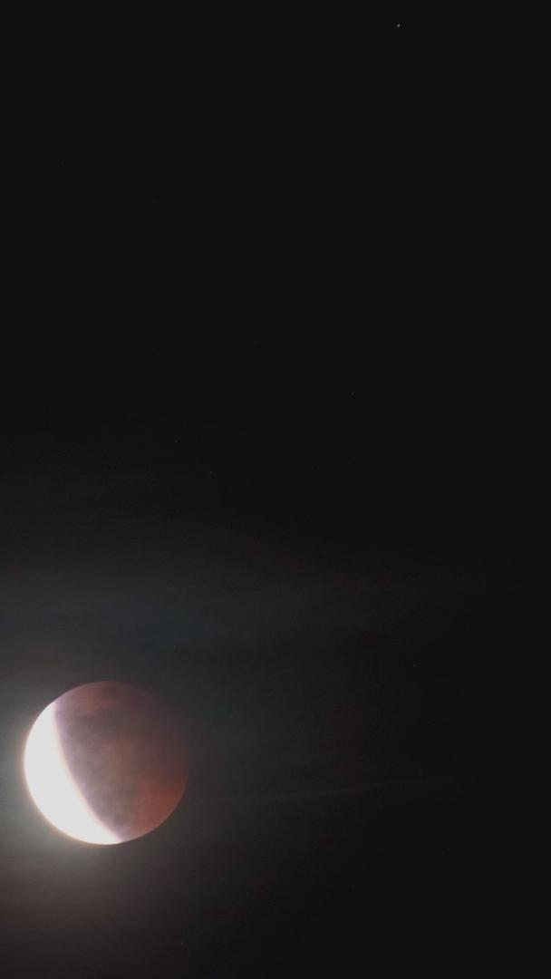 中秋节彩云十五红月食月视频的预览图