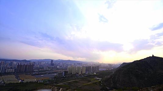 傍晚紫霞下的西宁城市延时视频的预览图