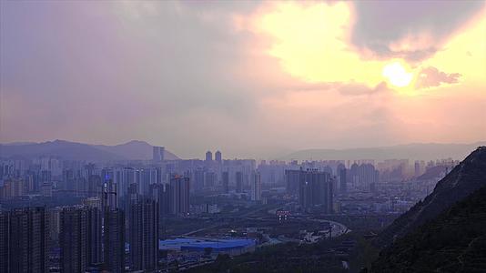 晚霞日落下的西宁城市全景延时摄影视频的预览图