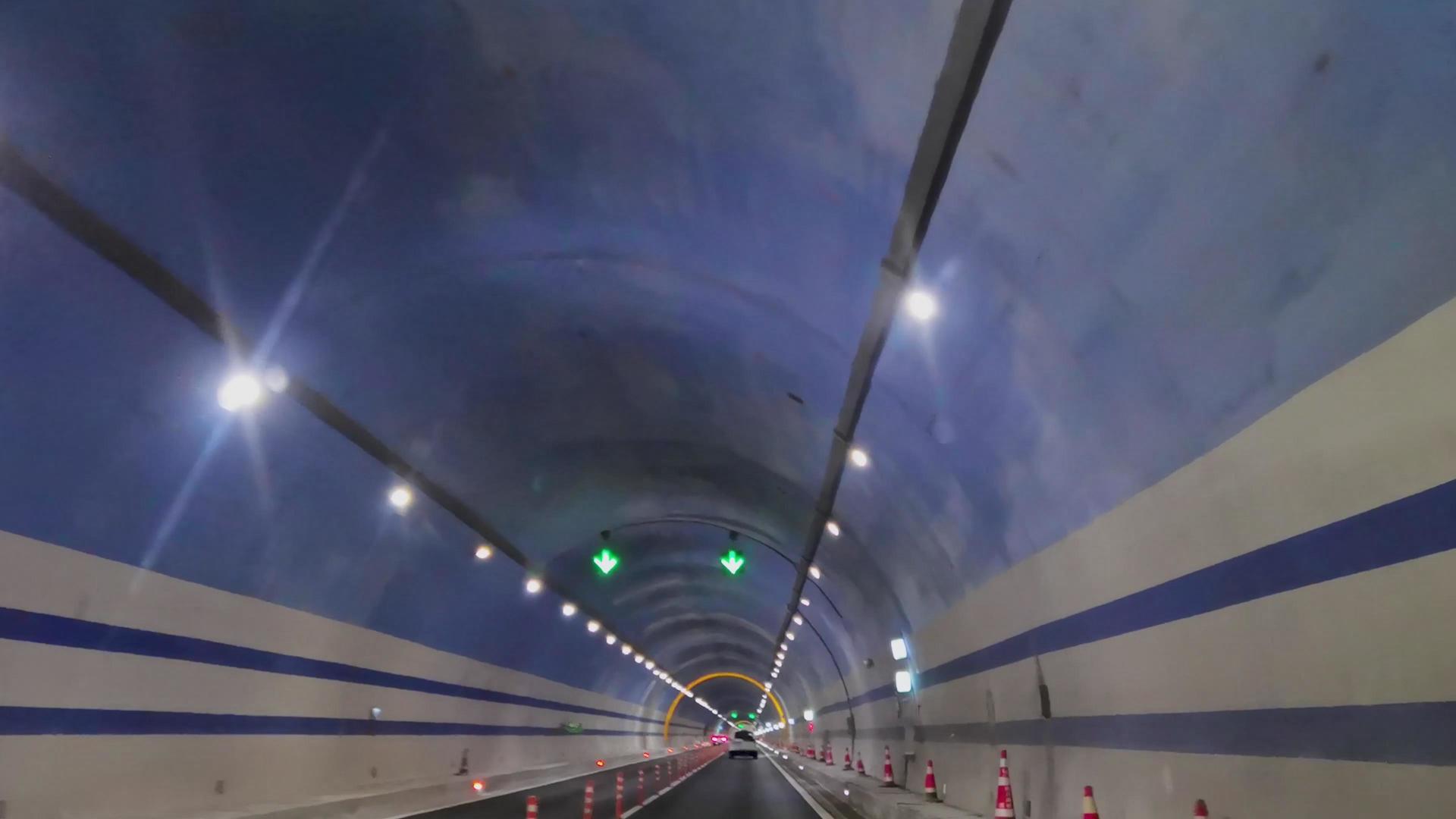 4K高速山底隧道行车驾驶视角素材视频的预览图