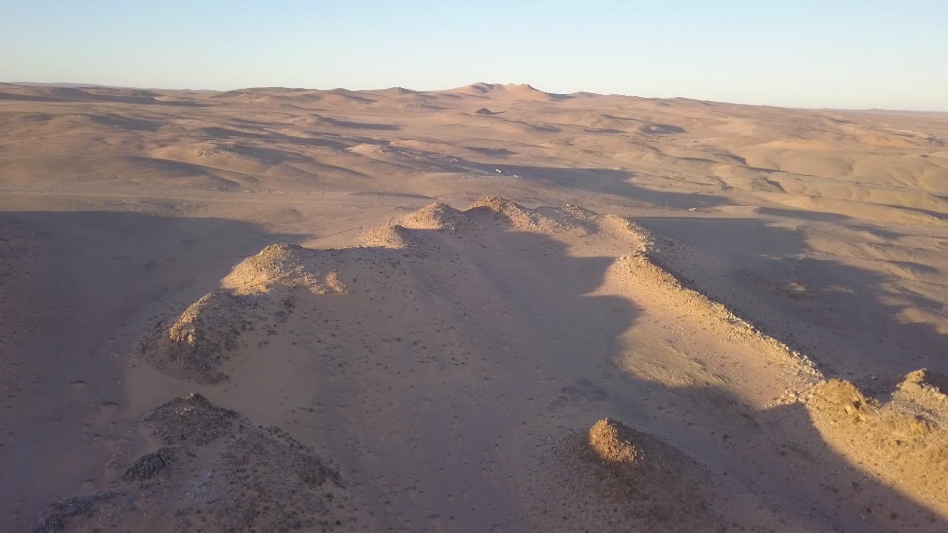 沙漠中的沙丘在空中飞行视频的预览图