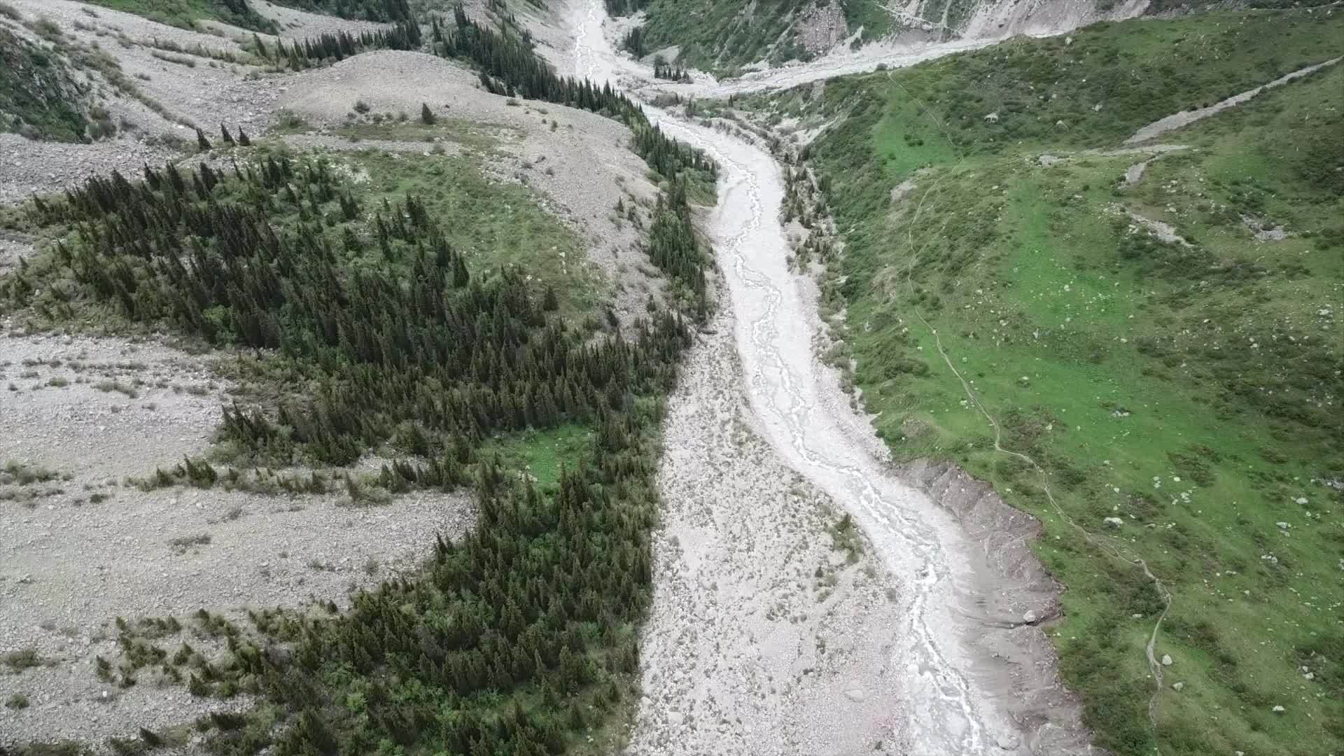 河流穿过山上的绿色峡谷视频的预览图