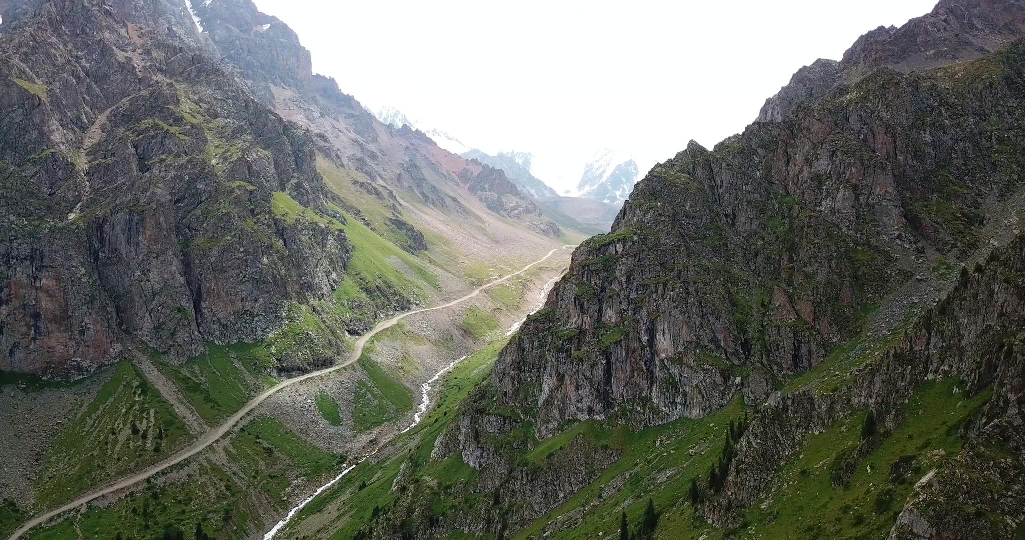 从无人机中可以看到绿色峡谷中的高岩视频的预览图