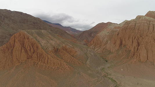 吉尔吉斯斯坦红峡谷鸟瞰无人机侧面飞行建立镜头视频的预览图
