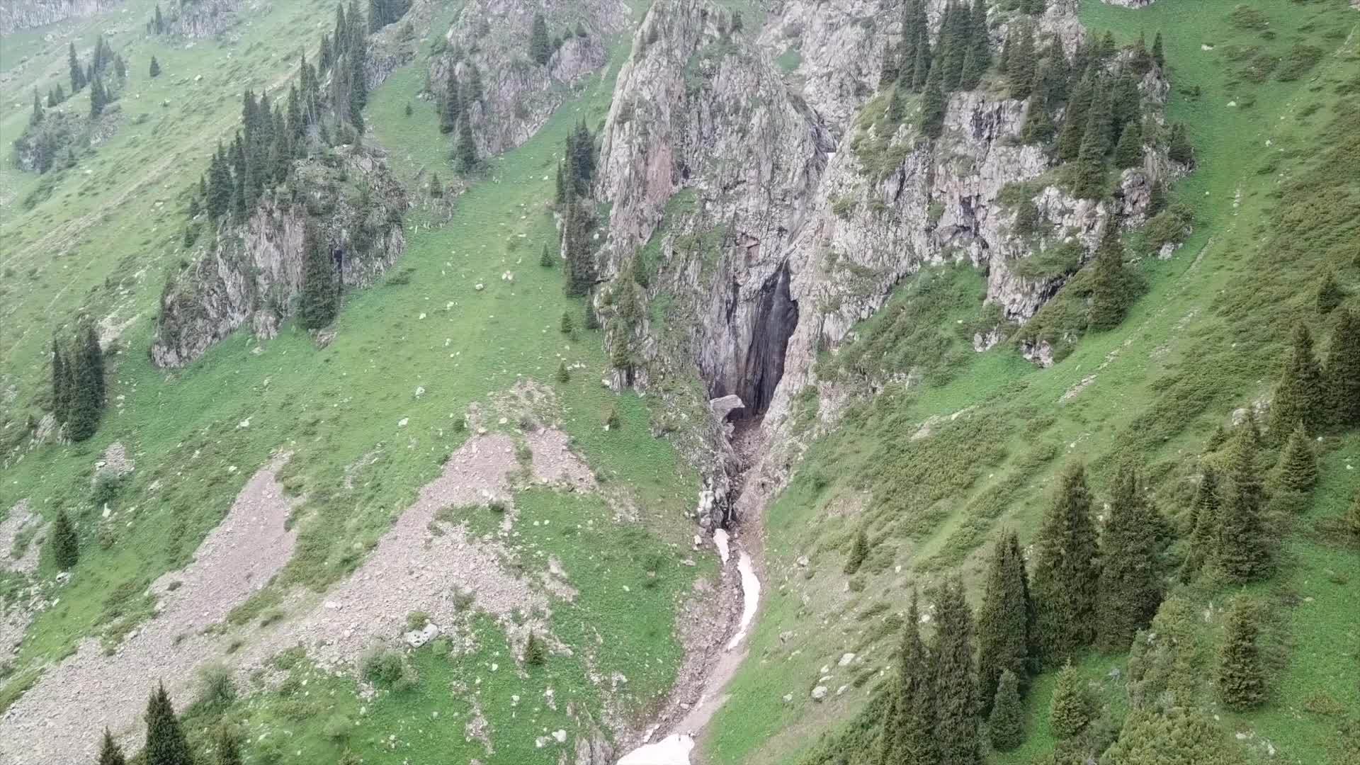 从无人机中可以看到绿色峡谷中的高岩视频的预览图