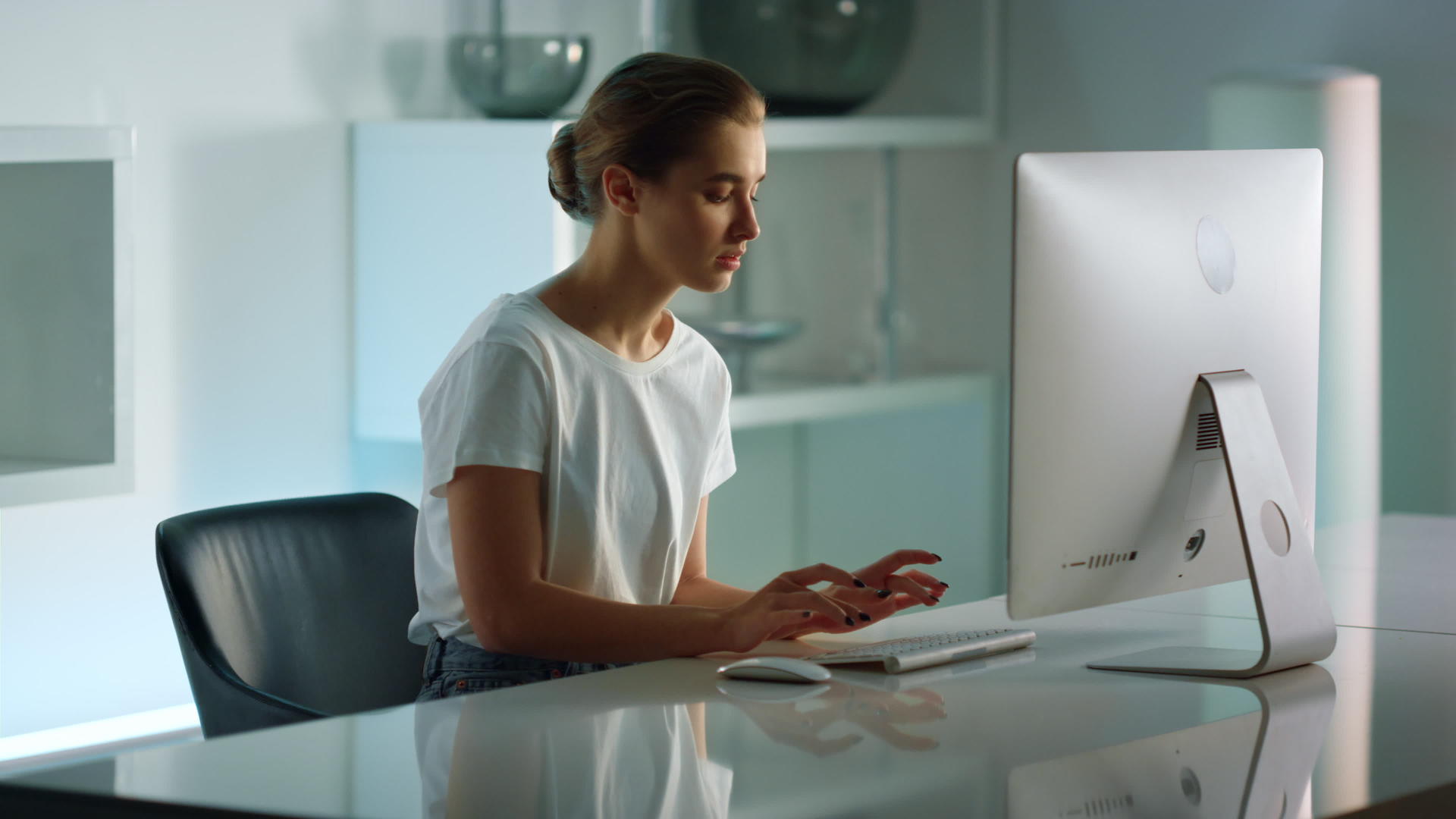 自信的女商务人士打字台式电脑视频的预览图