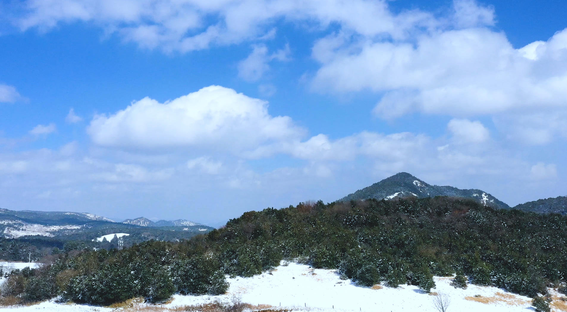 雪天白云延时摄影视频的预览图