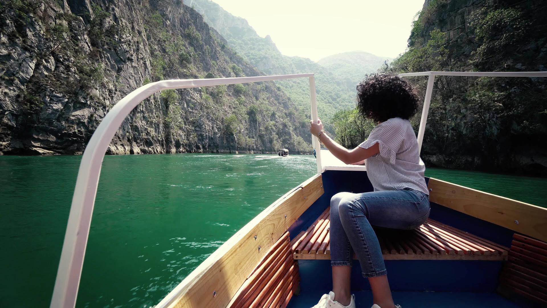 在马塞多尼可佩吉的马特卡湖上在一艘小型传统船上视频的预览图