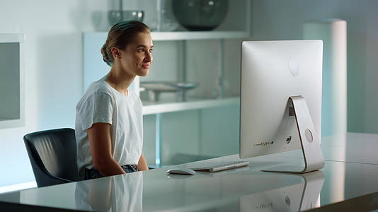 女性商务人员在办公室工作台式电脑视频的预览图