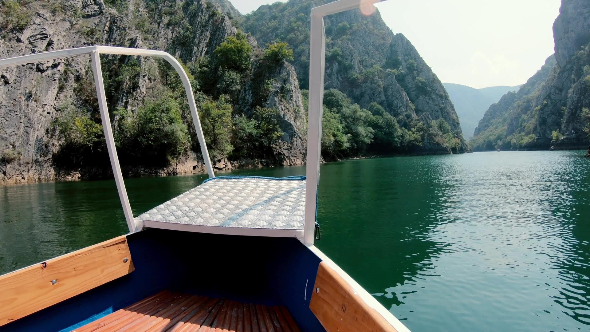 驾驶在马塞尼亚斯湖上的小船视频的预览图