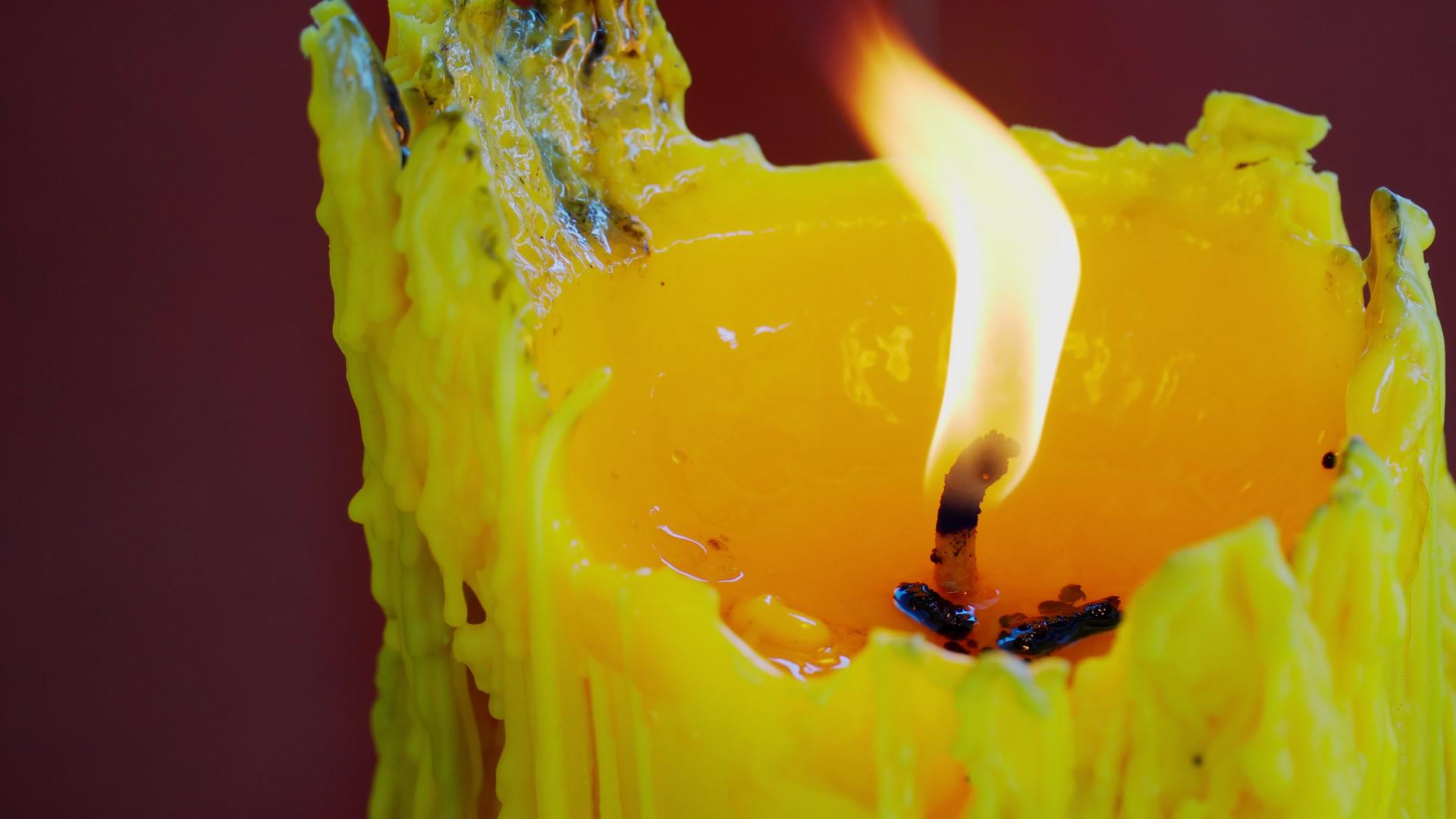 大黄蜡烛在寺庙里燃烧着火焰视频的预览图