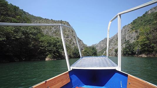 渔船在马塞多尼亚斯科佩耶附近的湖泊和马特卡峡谷航行视频的预览图