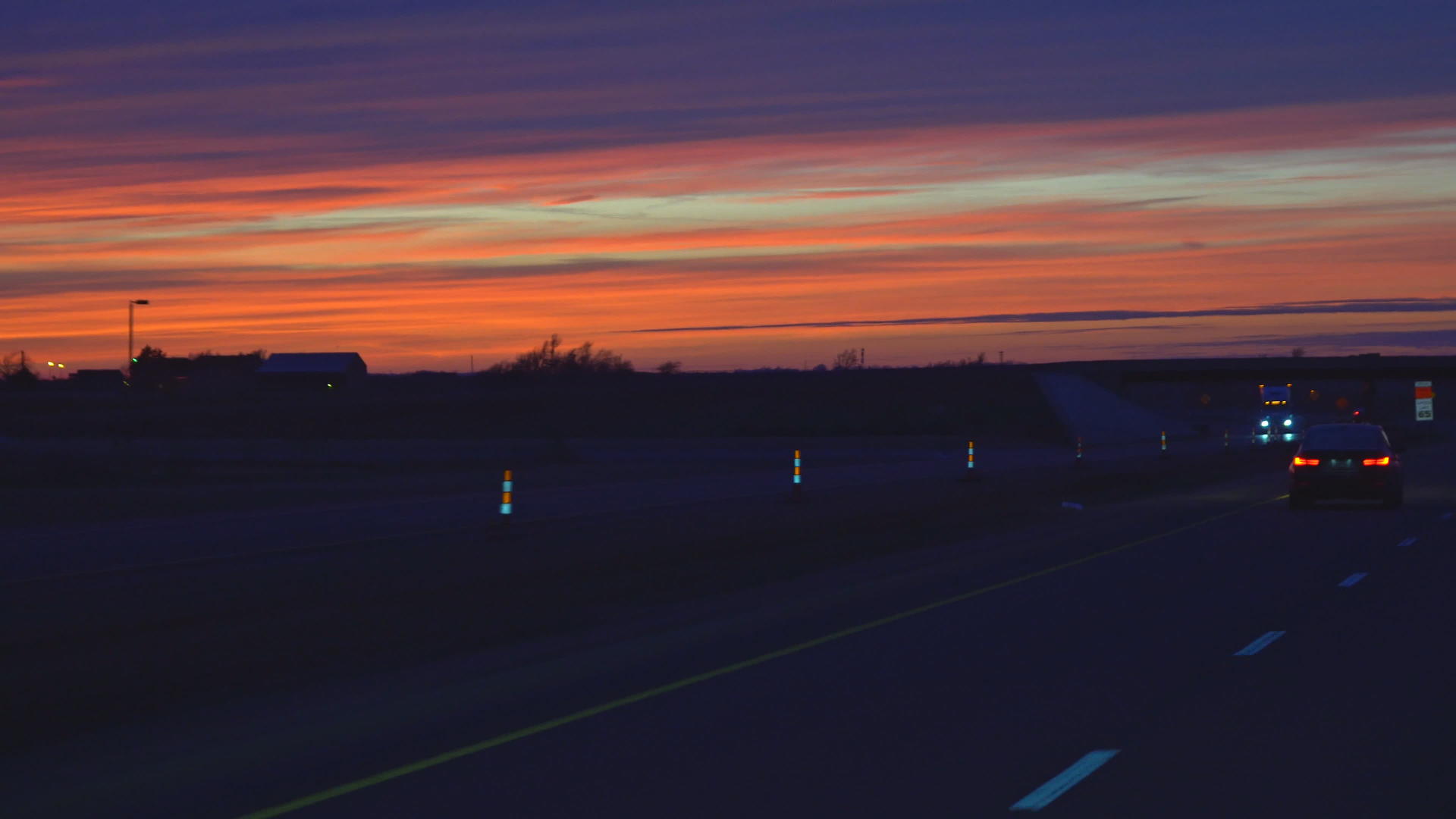 黄昏时在新约克高速公路上视频的预览图