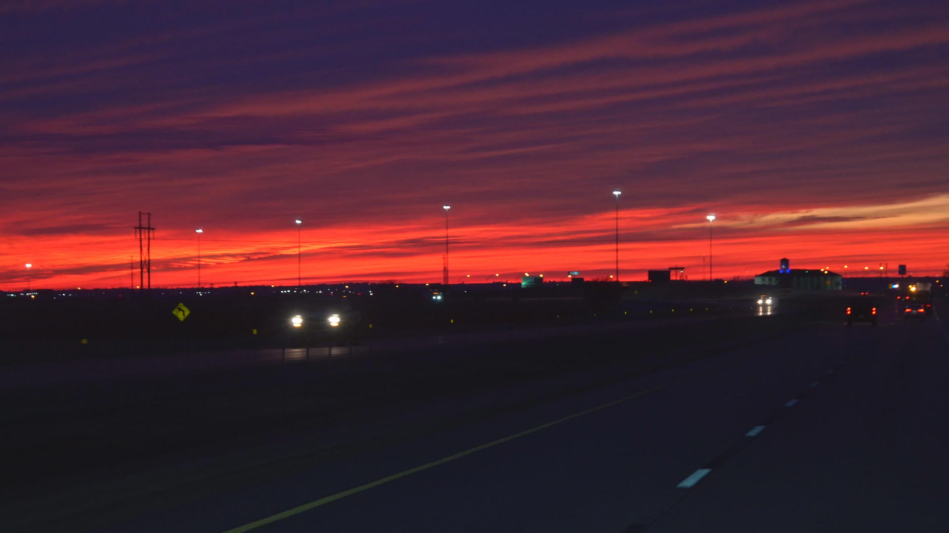 美国州际公路在美妙的日落期间在高速公路上视频的预览图