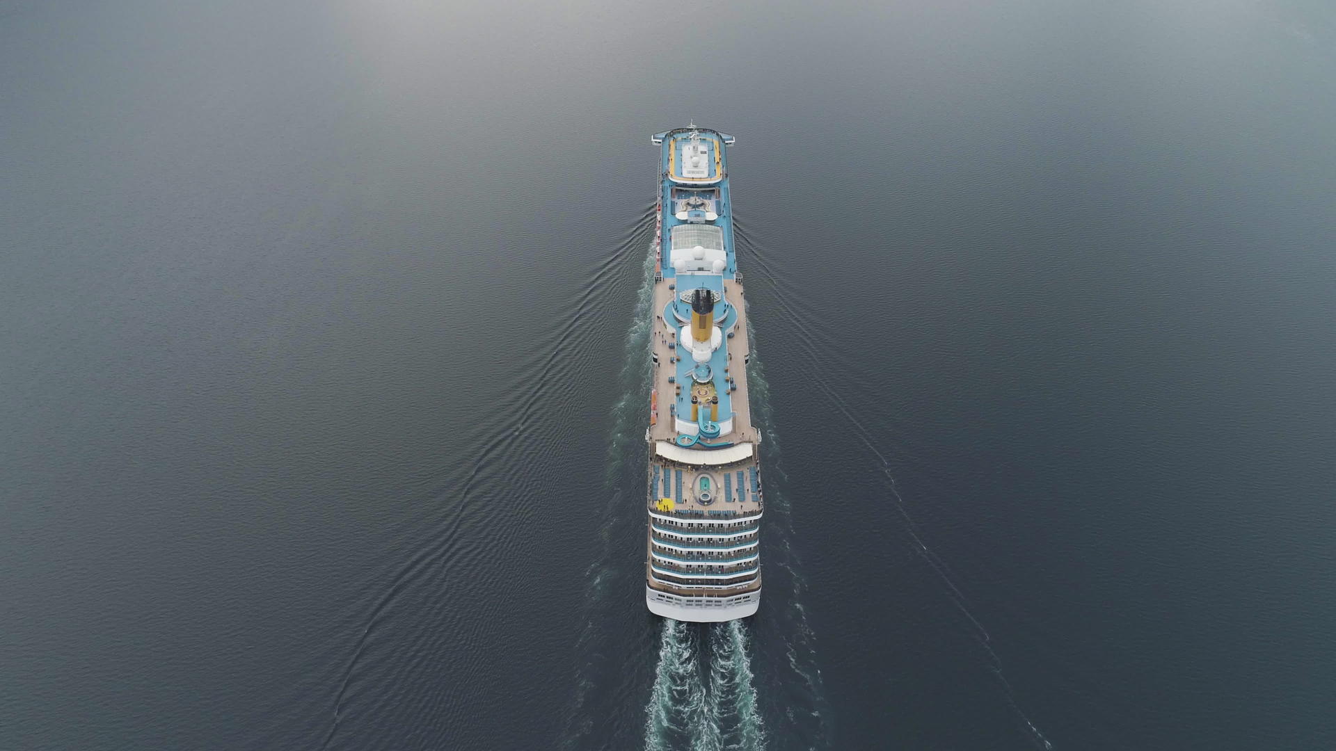 诺韦码头飞行的高豪华游轮垂直观察无人驾驶视频的预览图
