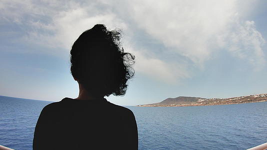 女游客站在大游轮的甲板上前往圣坦托里尼希腊视频的预览图