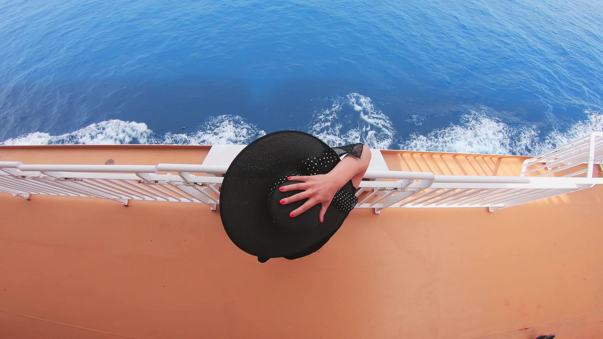 从帆船顶部看海洋的度假妇女视频的预览图