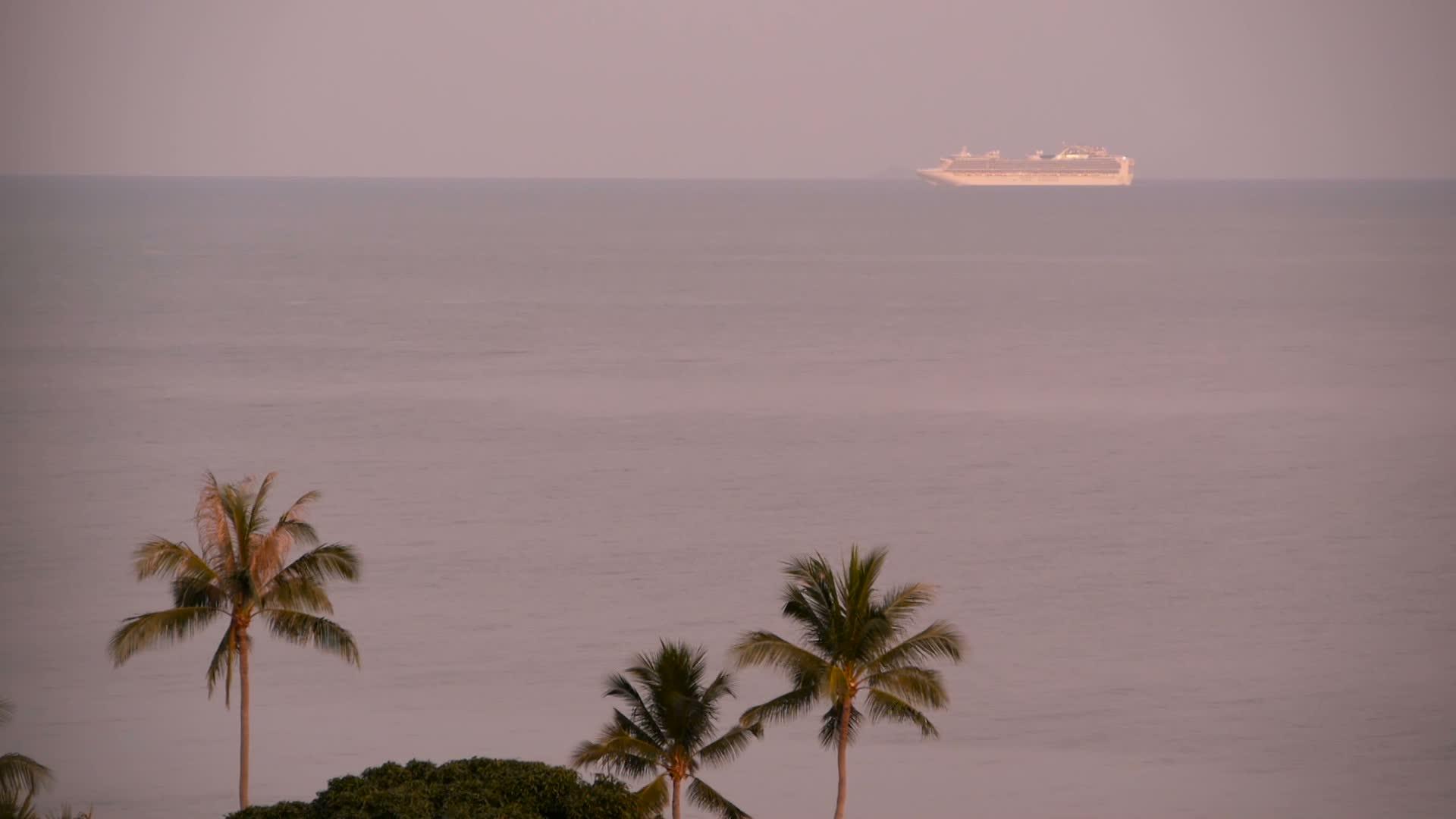 暑假的概念是日出时在热带岛屿附近海域的游轮上航行视频的预览图