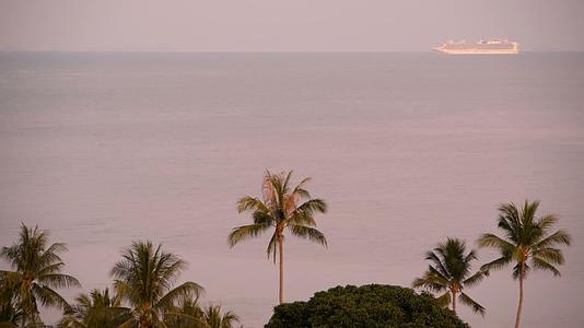 暑假的概念是日出时在热带岛屿附近海域的游轮上航行视频的预览图