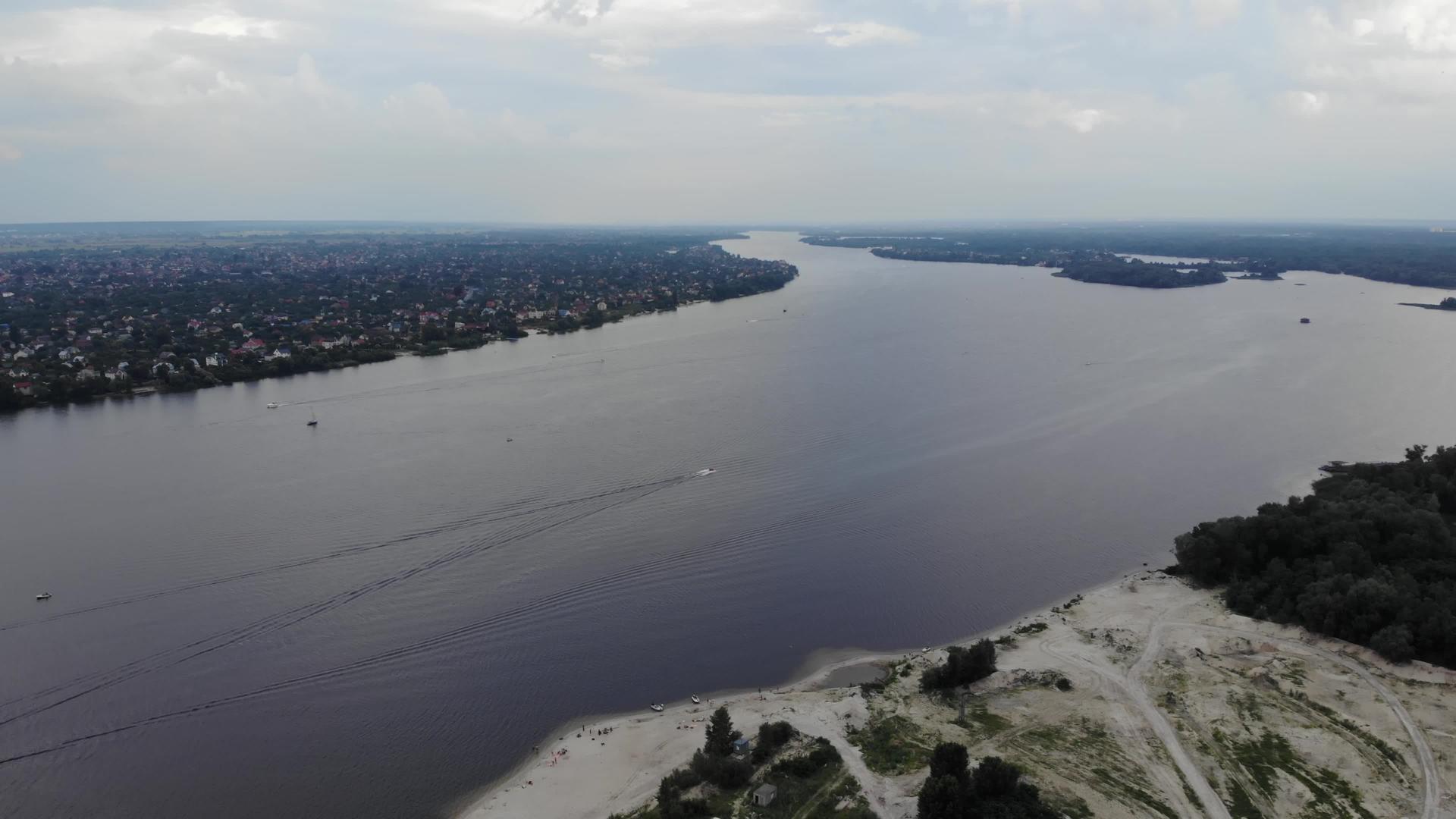 河水在Kyivukraine的大型dnipro河水视频的预览图