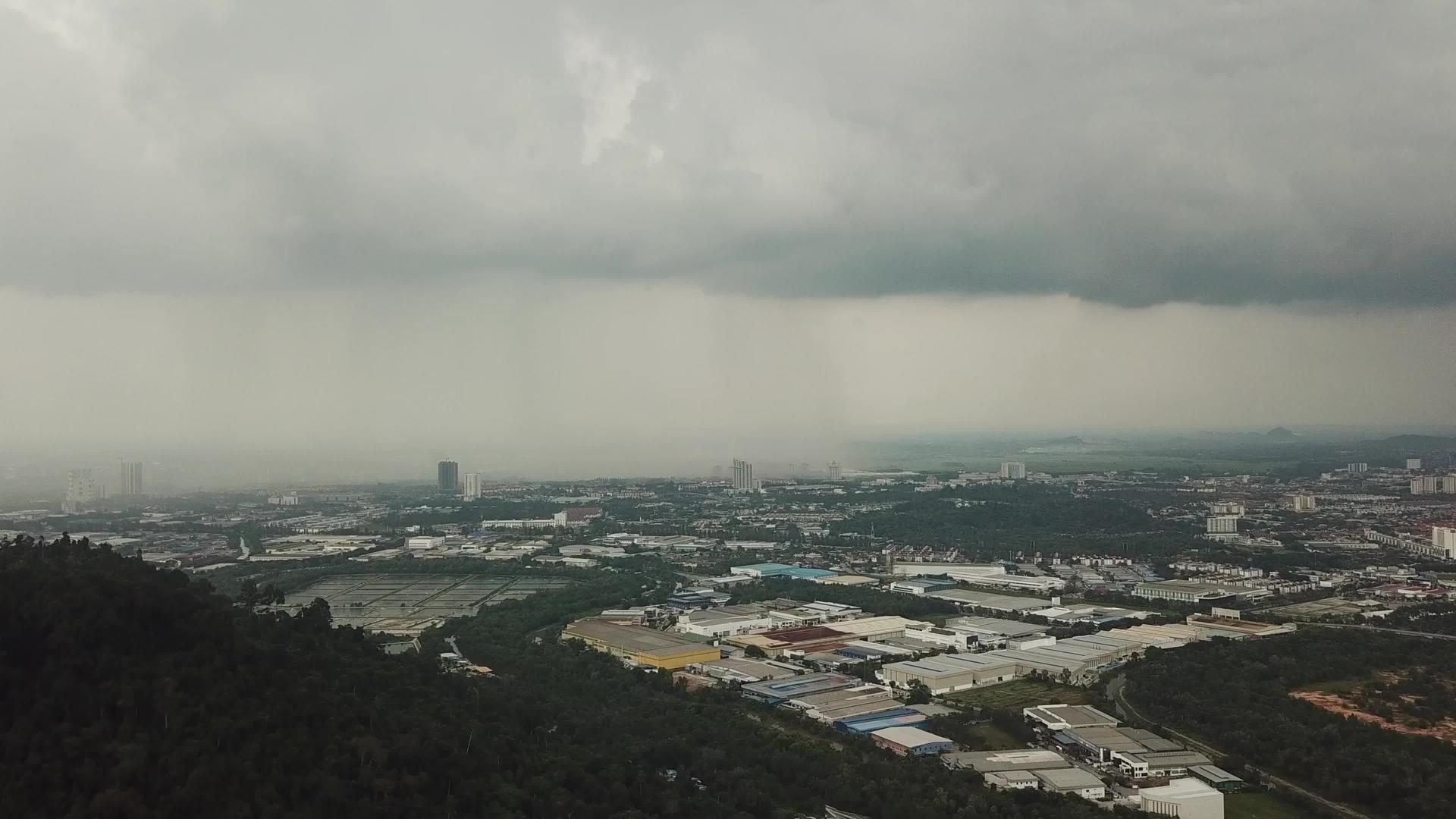 Seberangperai工业园一天下雨视频的预览图