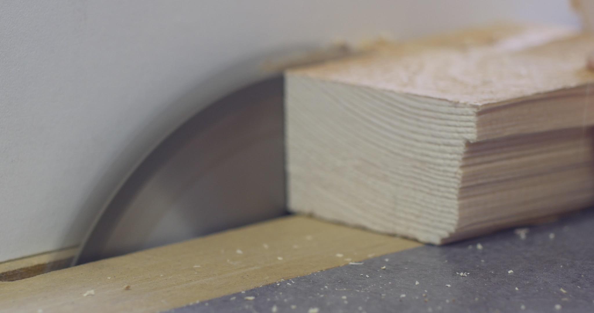 木材切割锯木工匠用传统的锯切木板制作家具视频的预览图