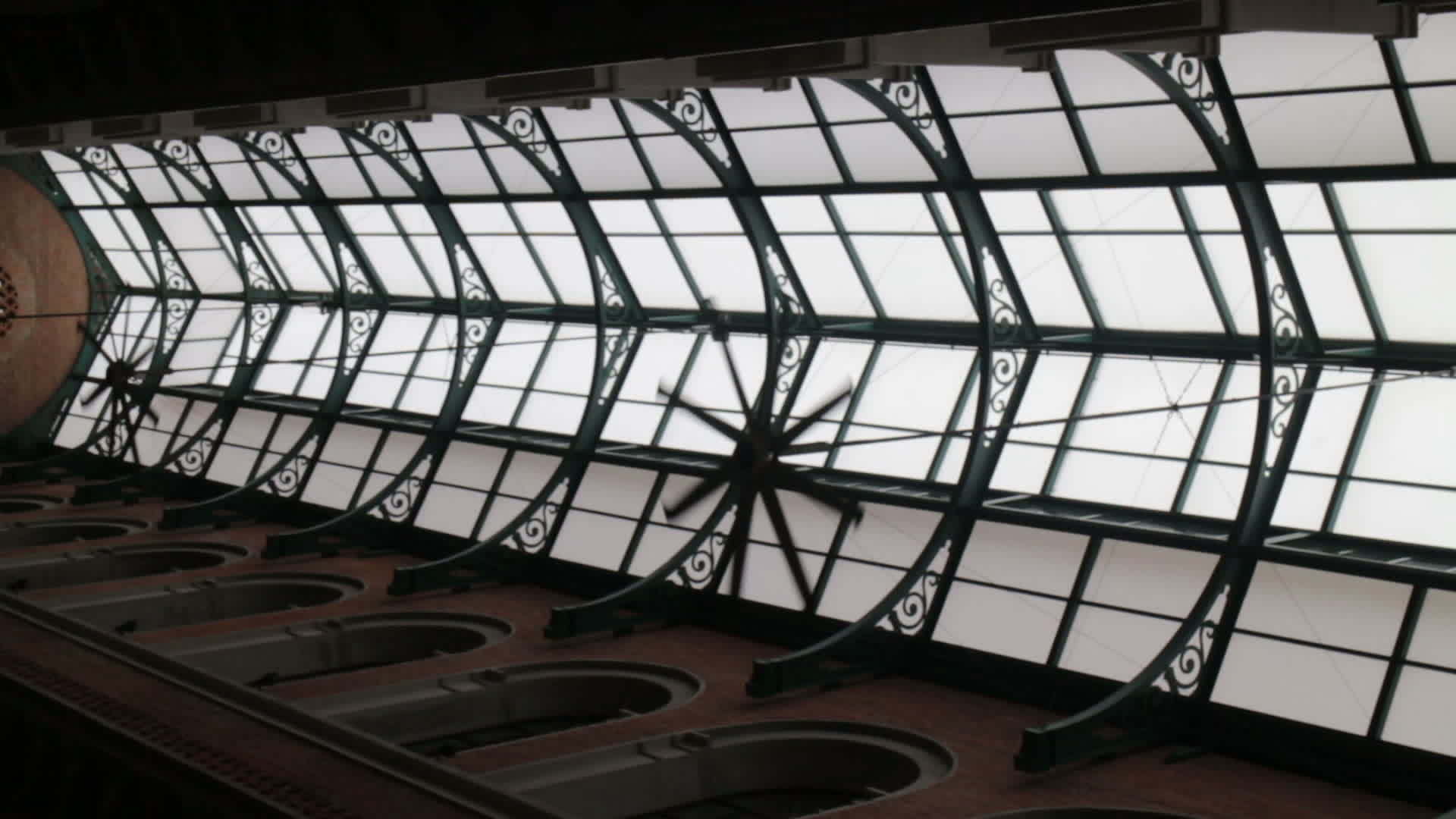 仓库顶部的工业风扇视频的预览图