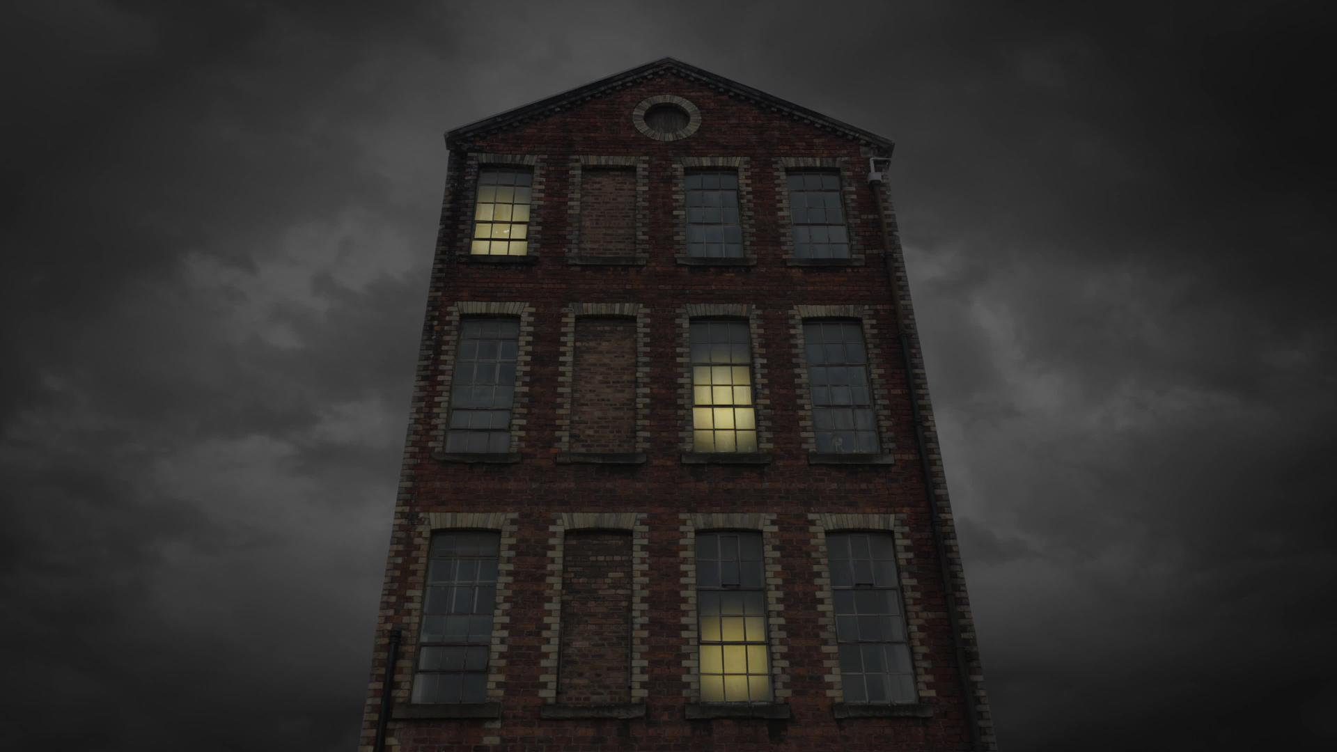 夜间旧工厂视频的预览图