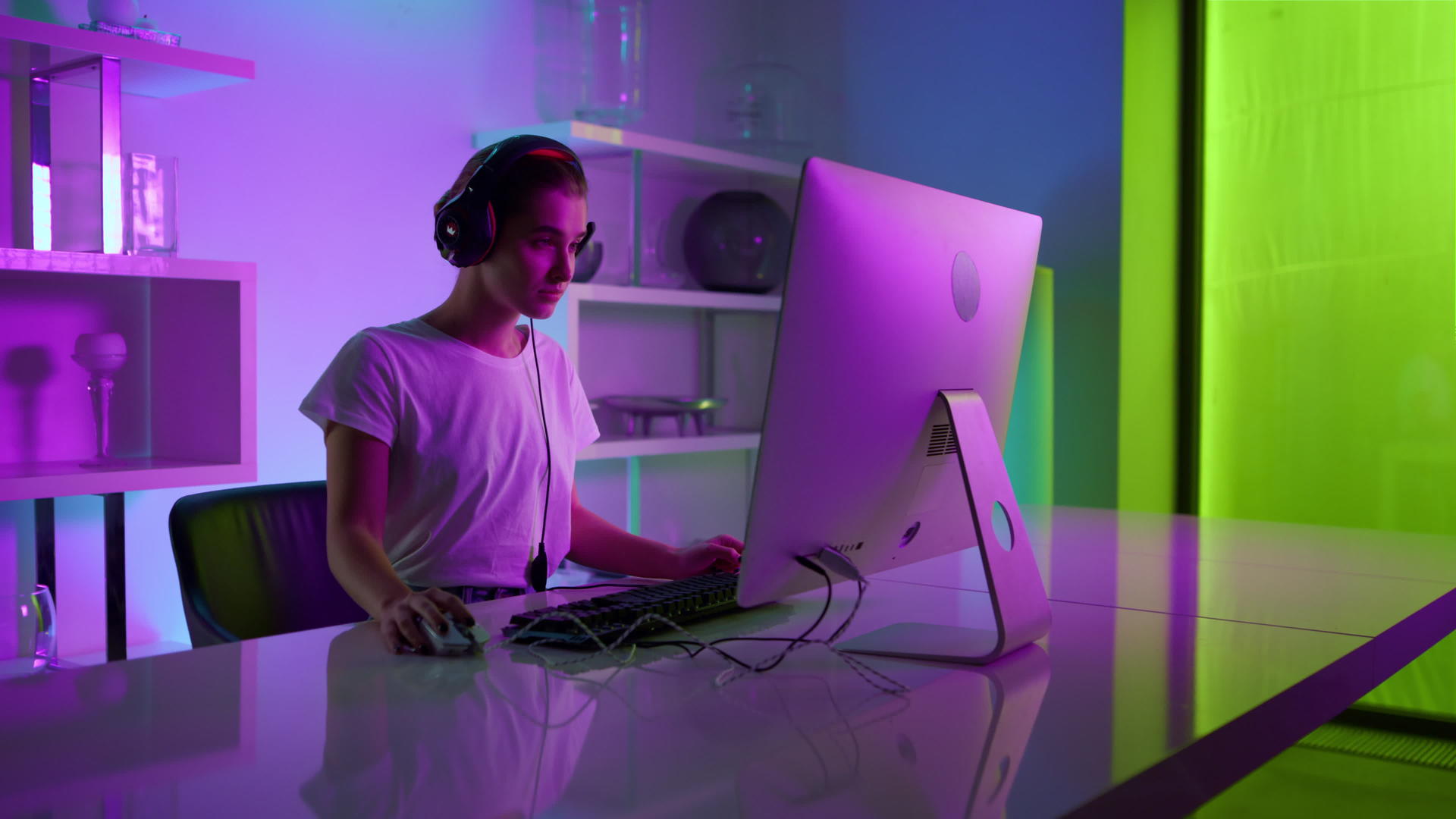 电子游戏玩家在霓虹灯家中摆放耳机视频的预览图