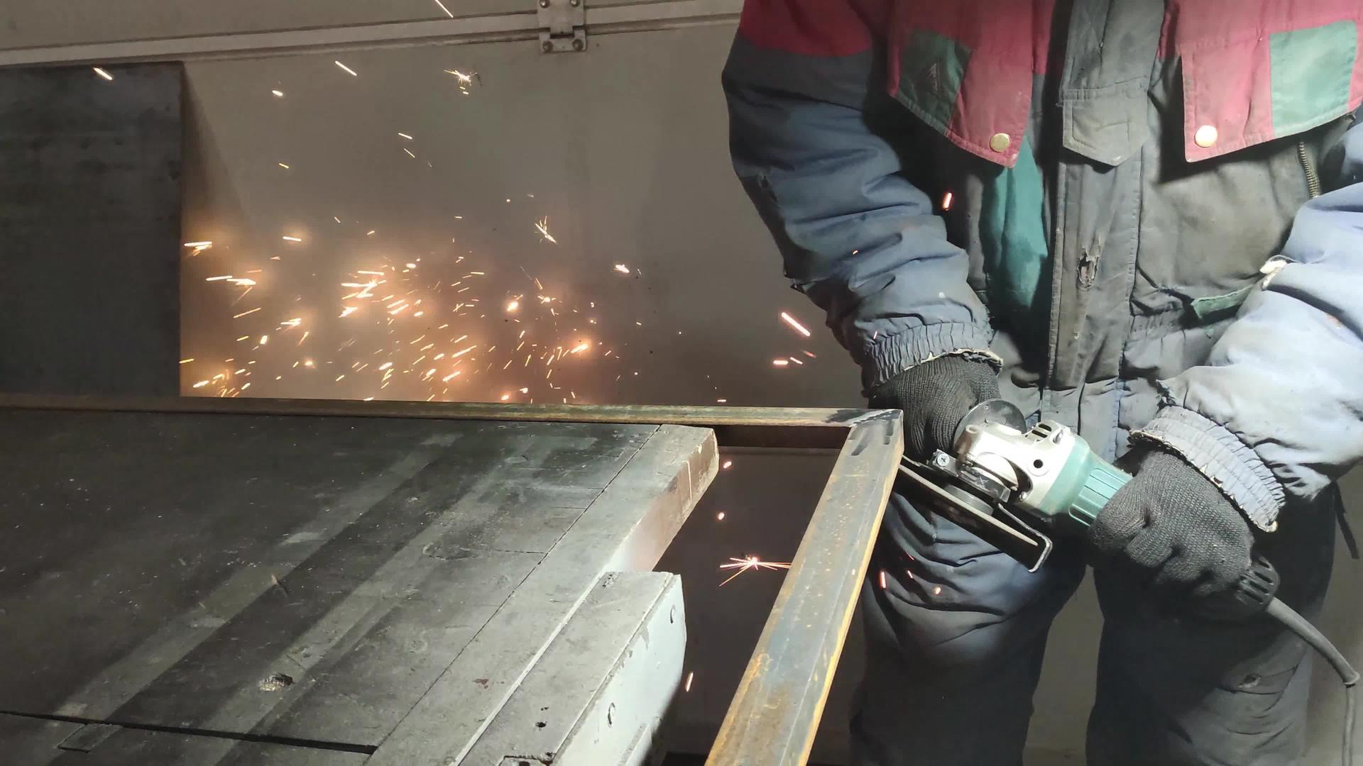 一名身穿工作服的男子正在车间研磨金属制品视频的预览图