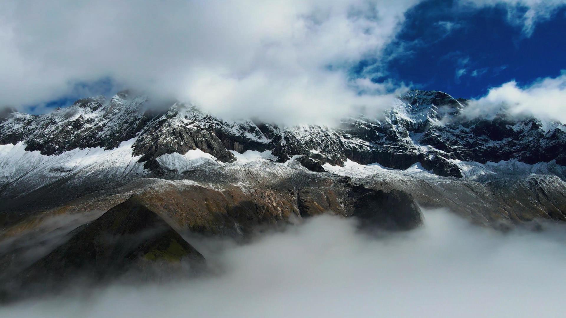 4K航拍云海之巅的雪山群山山峰自然风光视频的预览图