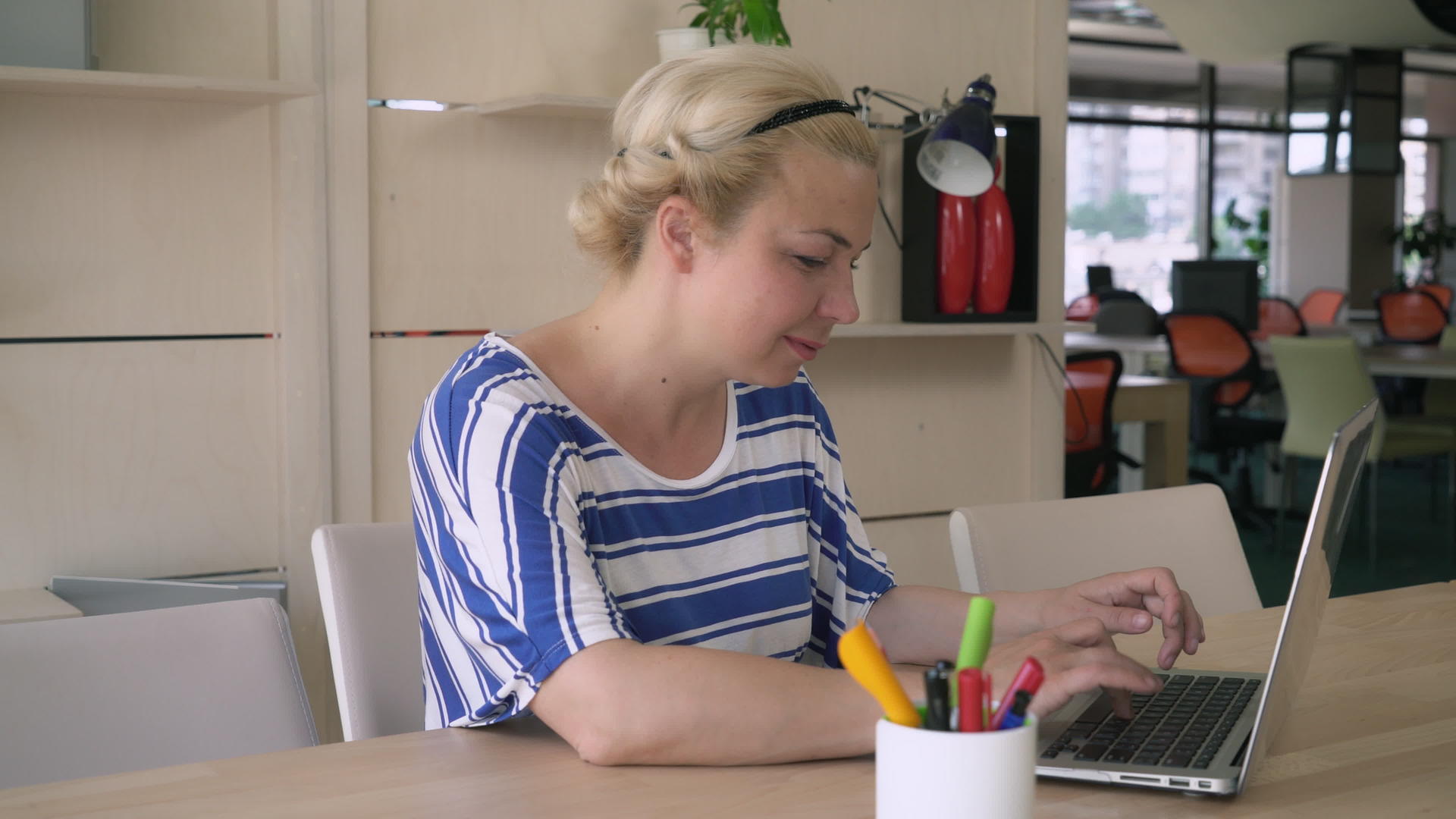 女性在工作空间计算视频的预览图