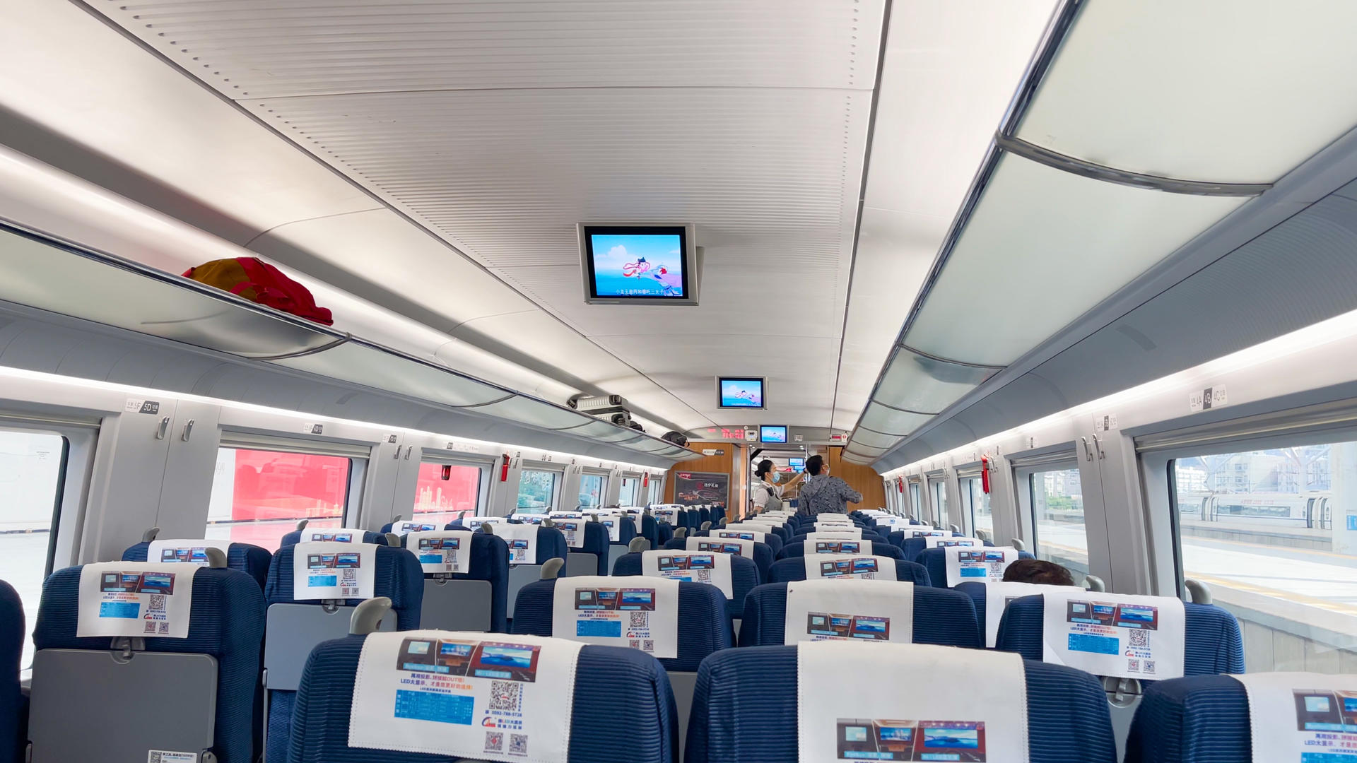 4k实拍高铁车厢乘务人员服务旅客视频的预览图