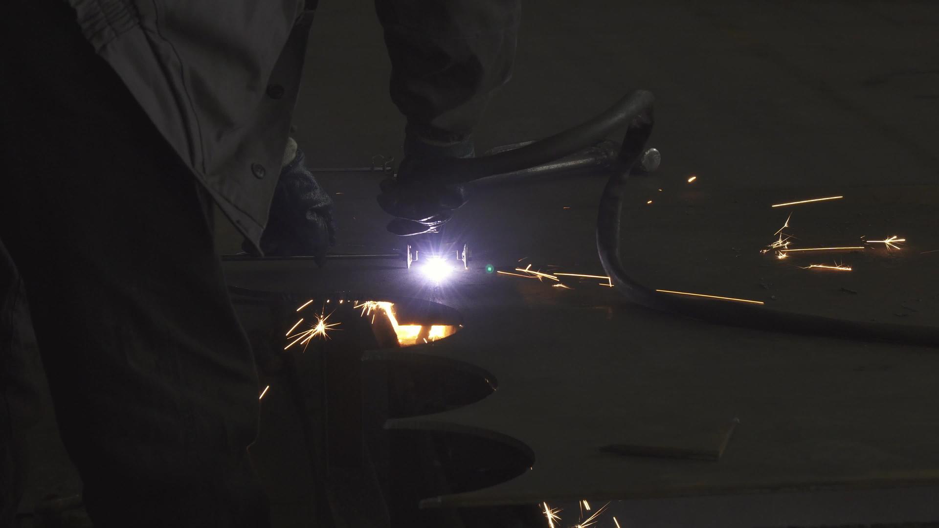 工业工人以手工方式从事金属保护统一切割视频的预览图
