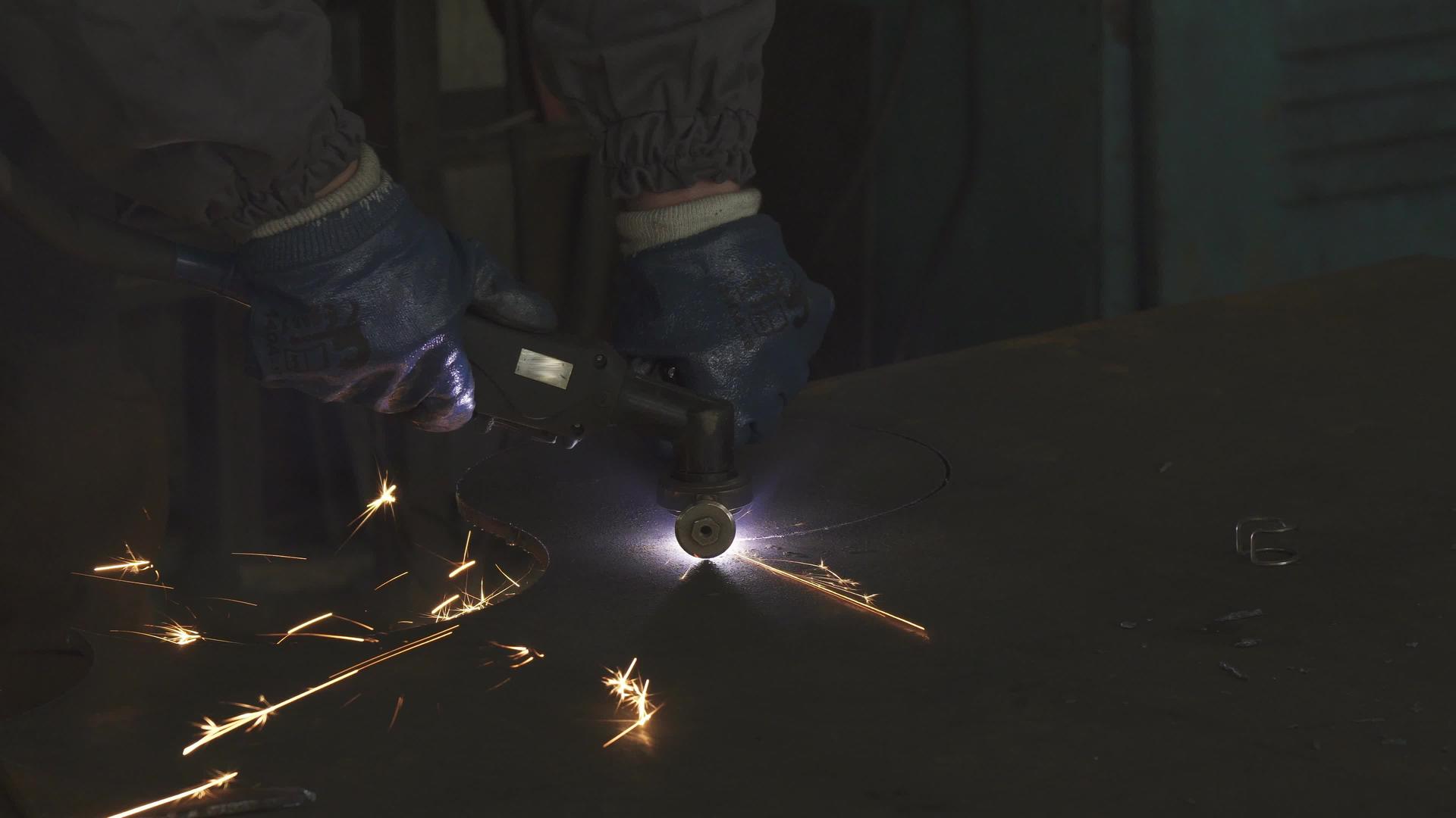 一名工厂工人在用燃烧的火花切割钢铁时被射中视频的预览图