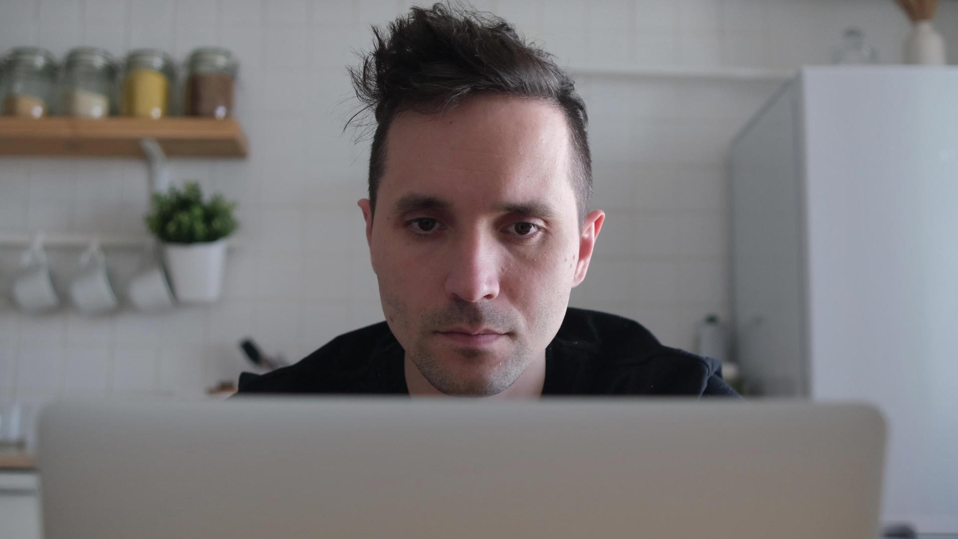 一个商人在厨房家庭办公室的笔记本电脑前工作男专业人士视频的预览图