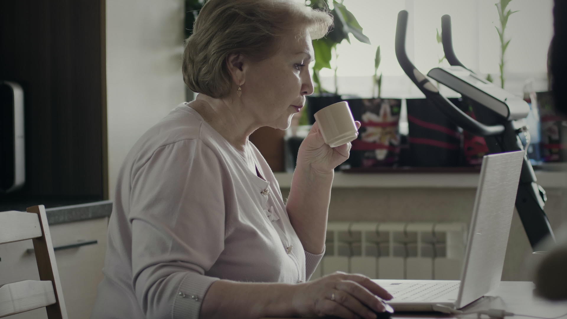 达到退休年龄的妇女在家工作视频的预览图