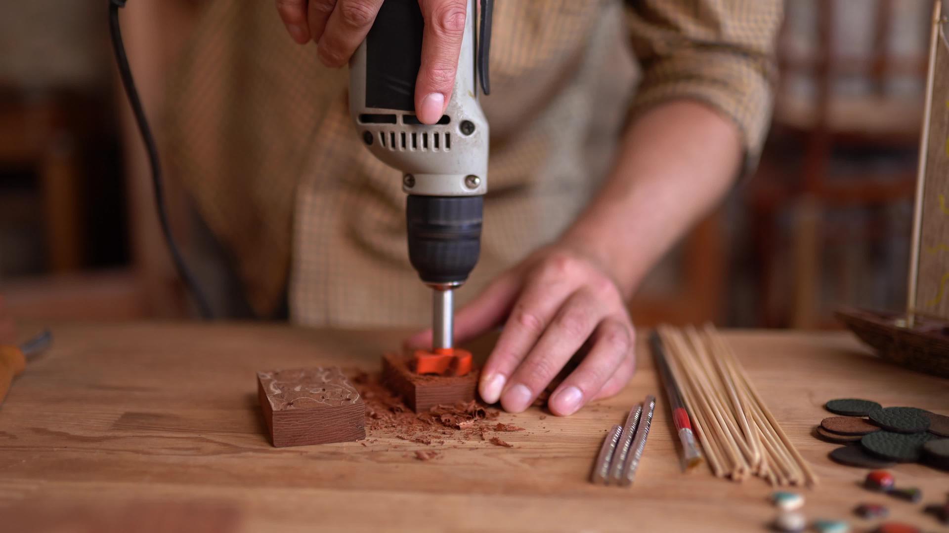 木匠使用钻机旋转工具雕刻木板视频的预览图