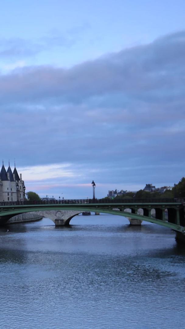 延迟视频在法国巴黎塞纳河畔日出视频的预览图