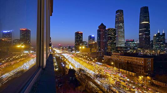 北京CBD窗外的城市公路日转夜延时视频的预览图