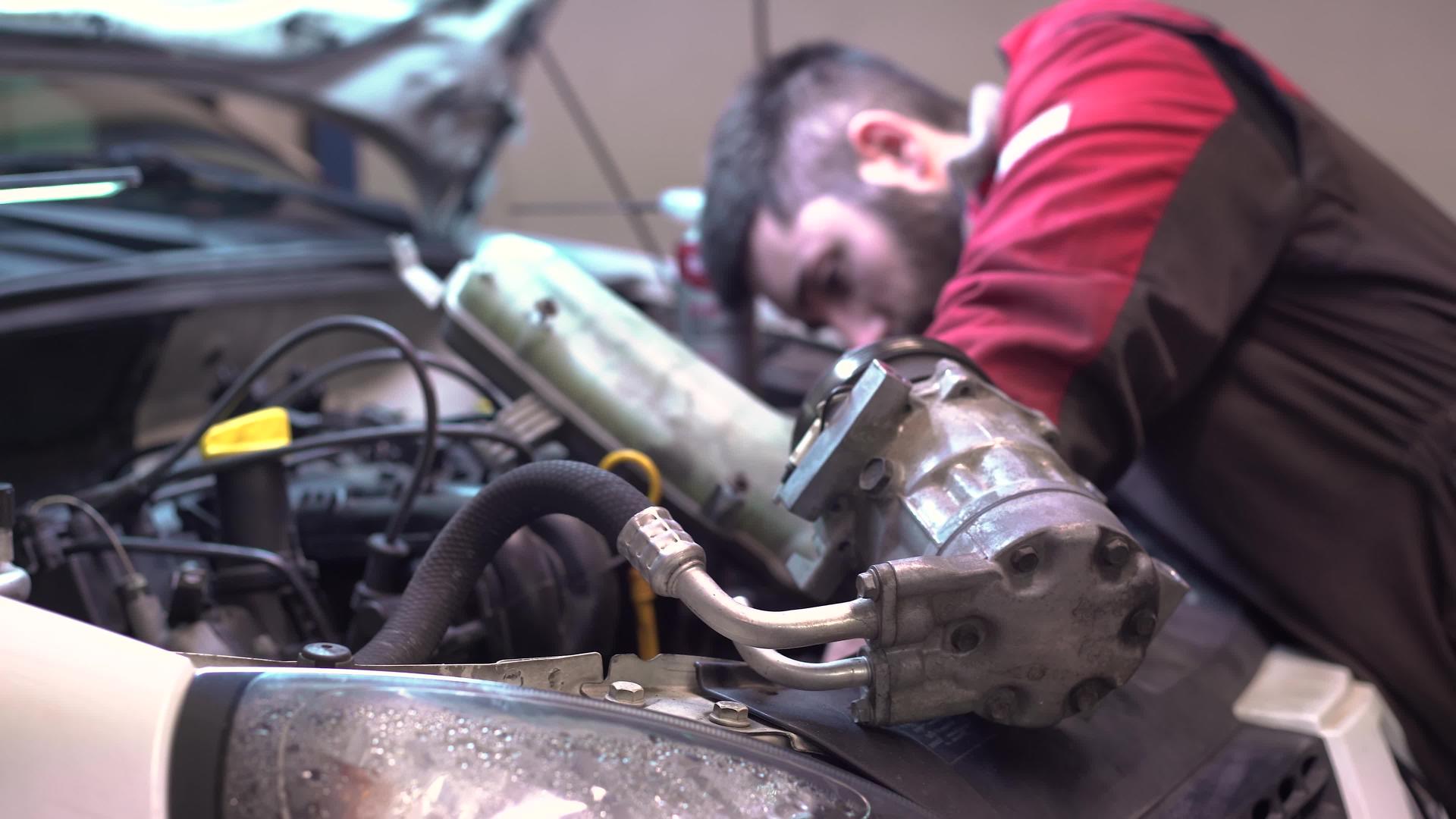 机械工在发动机上工作视频的预览图