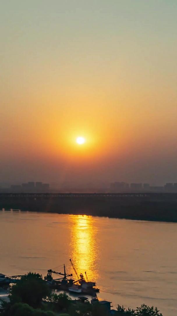 日落延迟的武汉天兴洲长江大桥视频视频的预览图