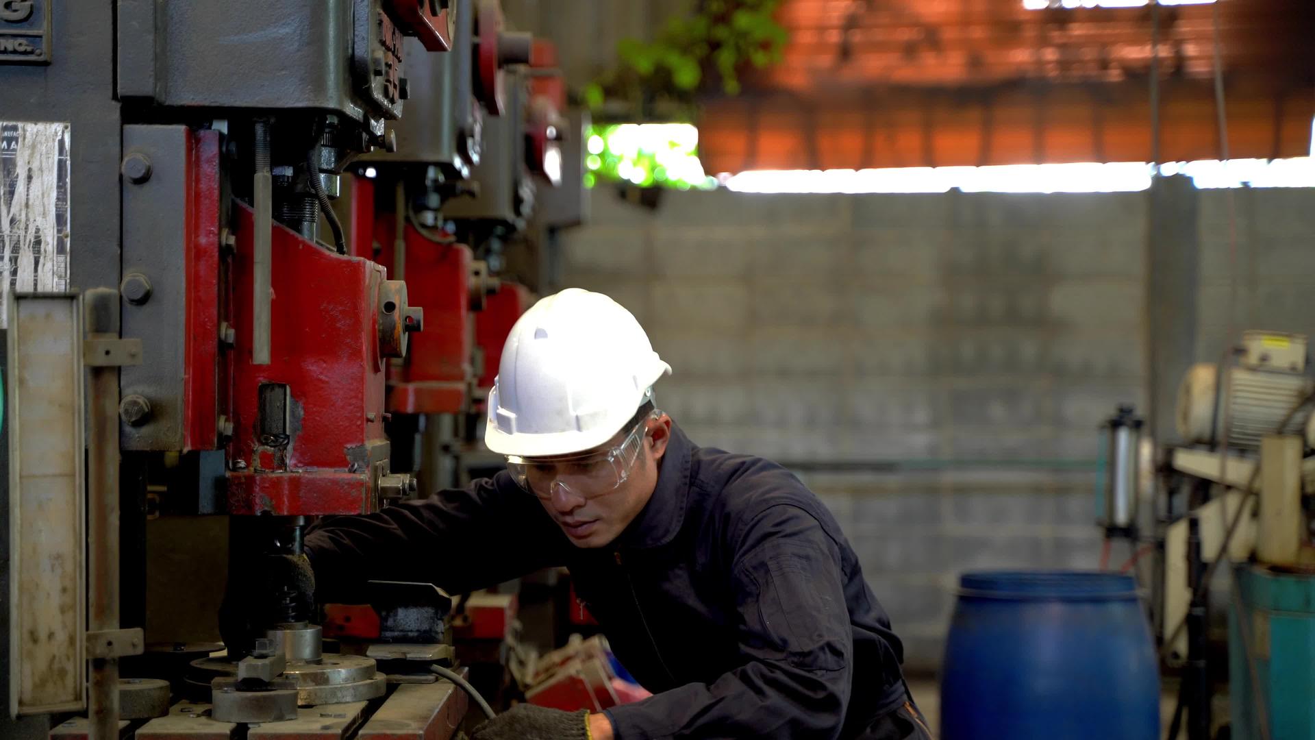 亚洲专业男工在工厂维护大型机械视频的预览图